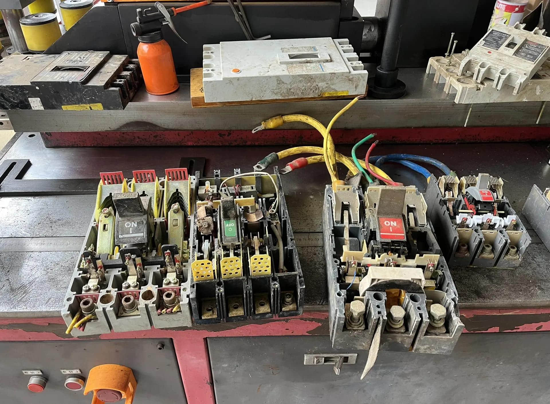 Техническое обслуживание вакуумного выключателя: Полное руководство по проверке