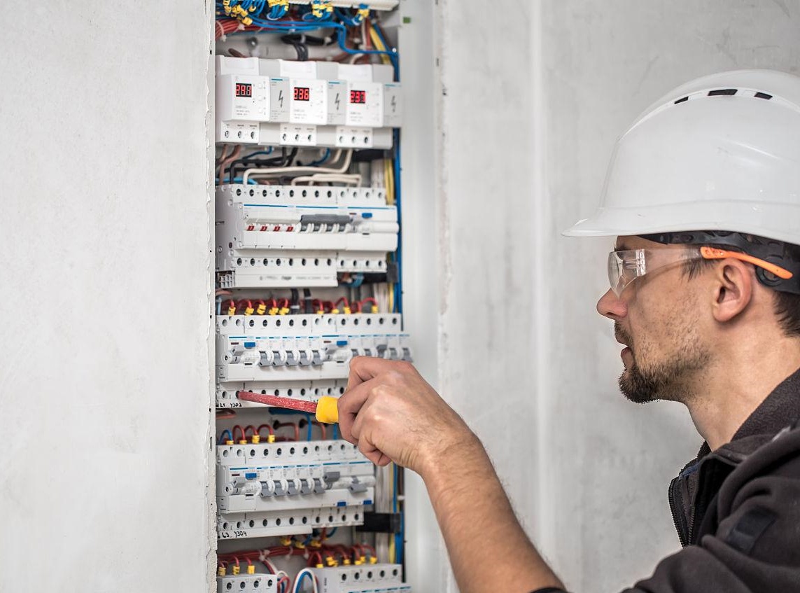 Как электрощитовой аппарат снижает риски в энергсетях